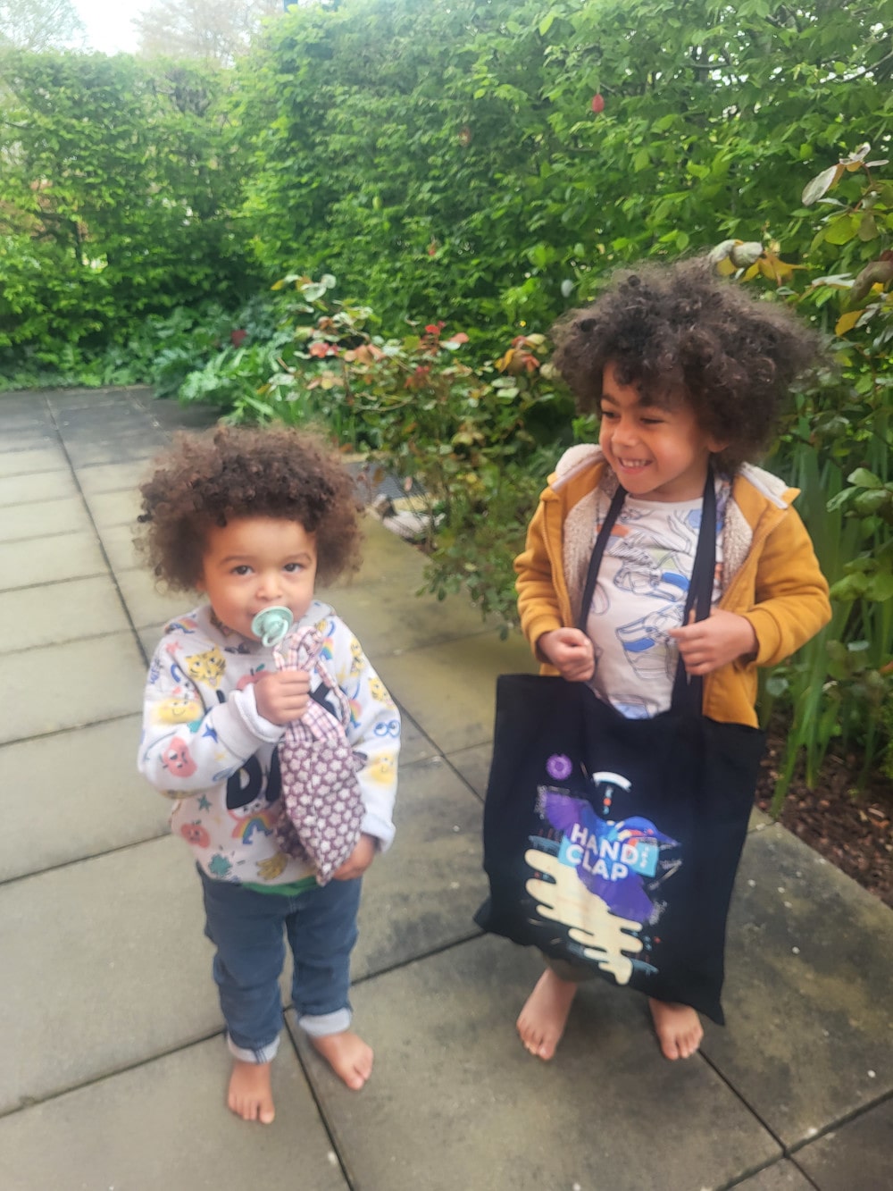 Les enfants prennent la pose avec leur butin en chocolat